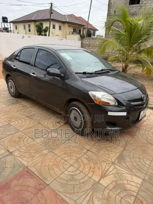Toyota Yaris Base Sedan 4dr 2010 Black
