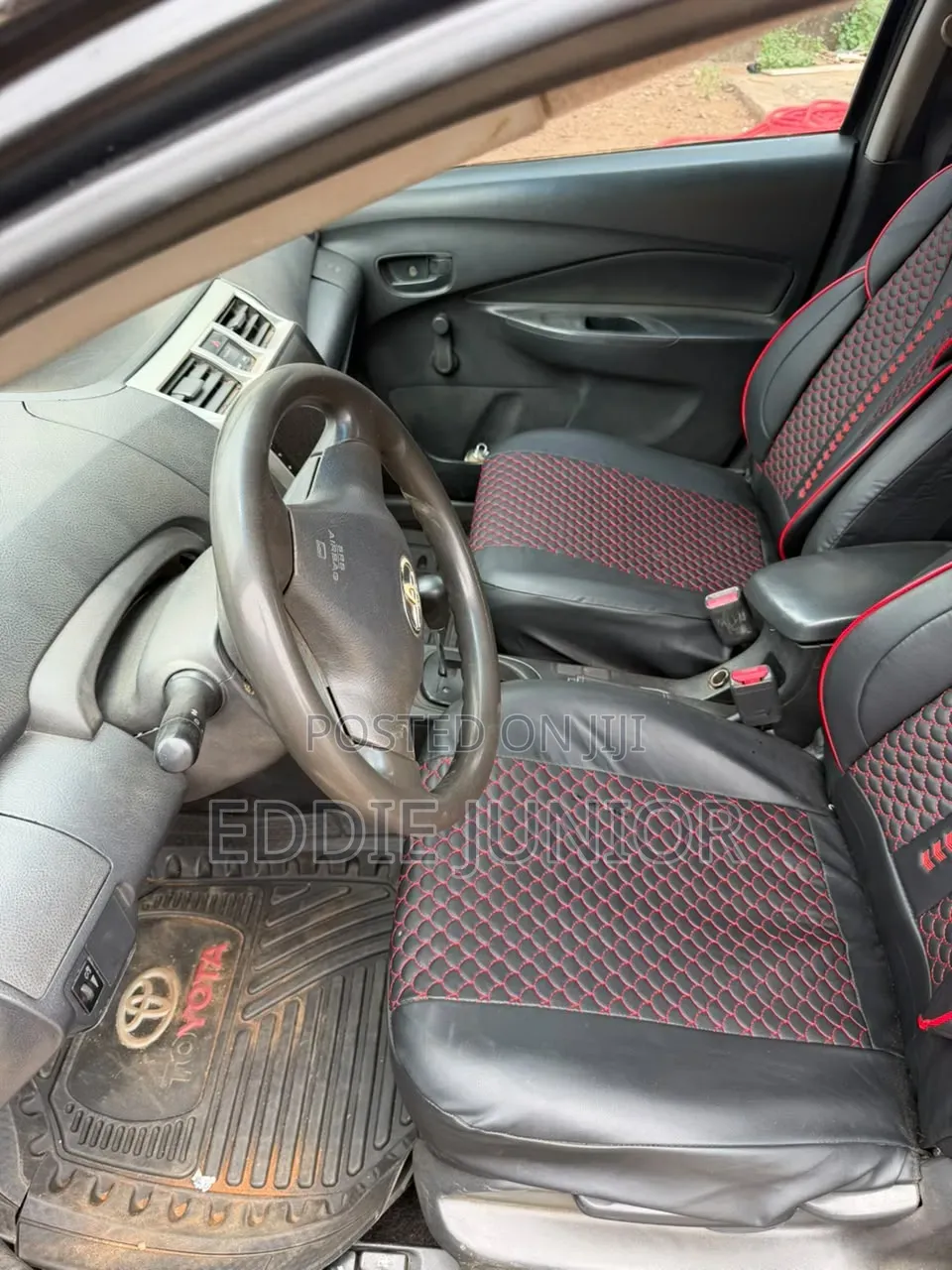 Toyota Yaris Base Sedan 4dr 2010 Black