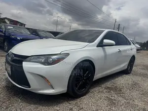 Toyota Camry SE 4dr Sedan (2.5L 4cyl 6A) 2017 White