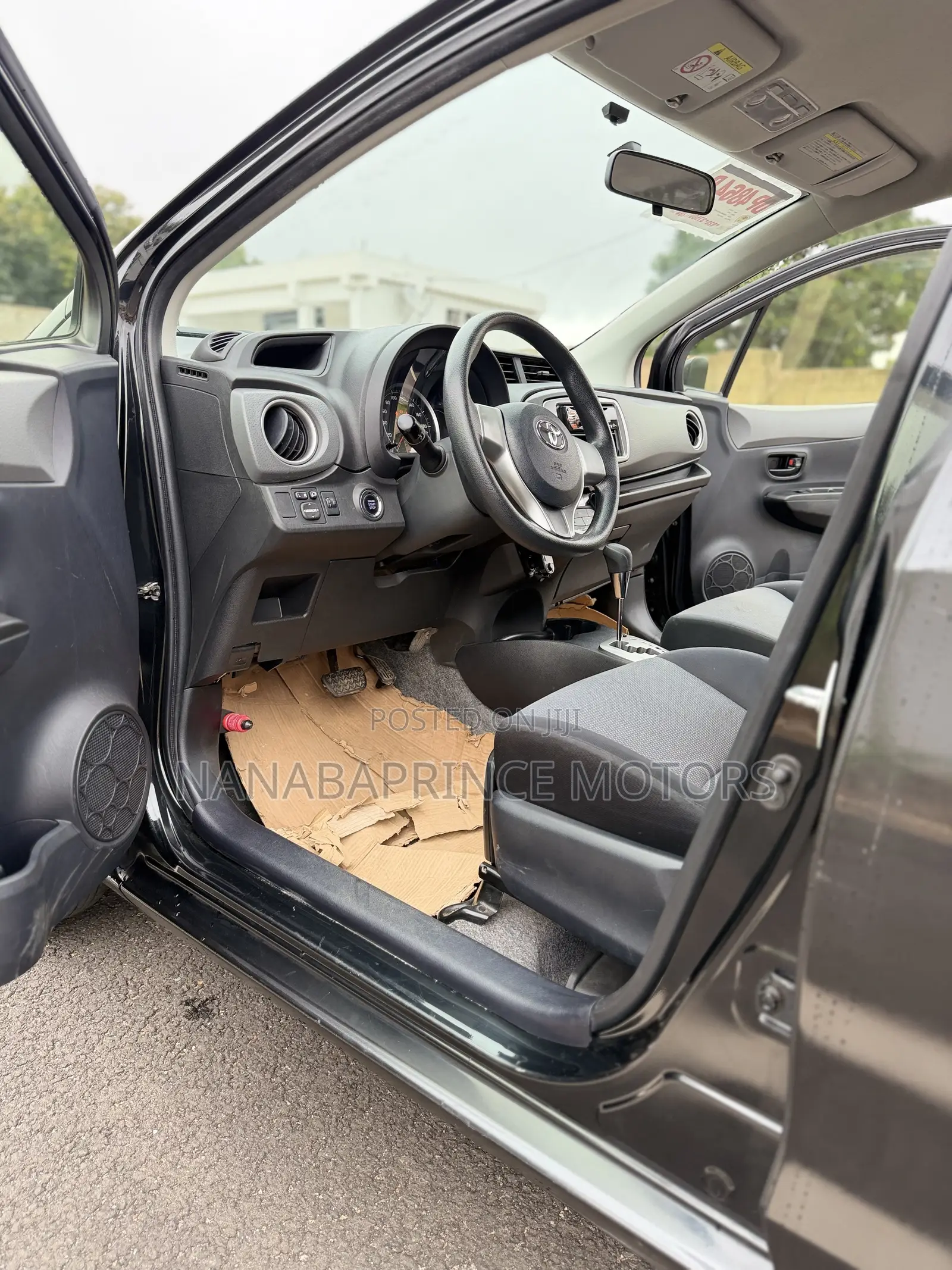 Toyota Vitz 1.3 AWD 5dr 2015 Black