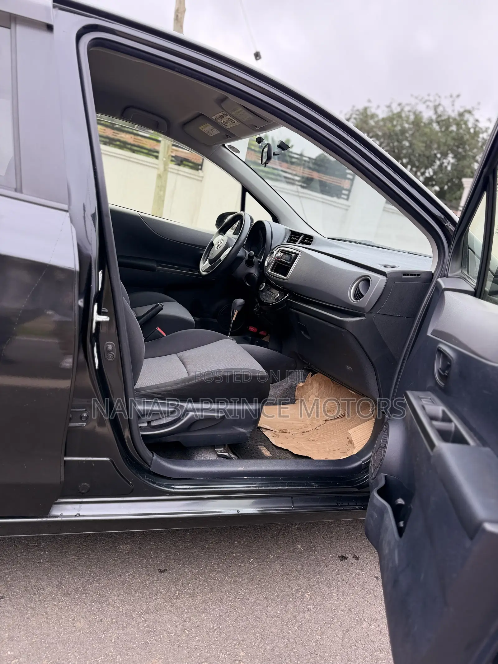 Toyota Vitz 1.3 AWD 5dr 2015 Black