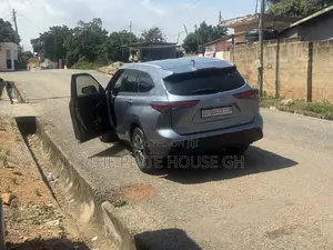 Toyota Highlander XLE 2022 Gray