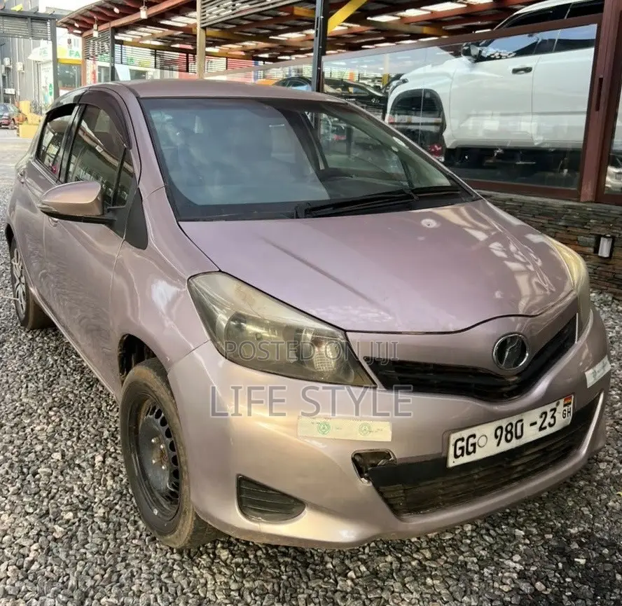 Toyota Vitz 2012 Silver
