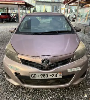 Toyota Vitz 2012 Silver