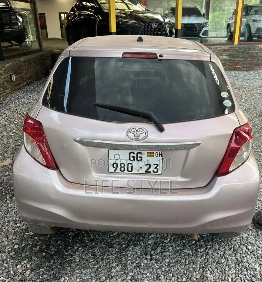Toyota Vitz 2012 Silver