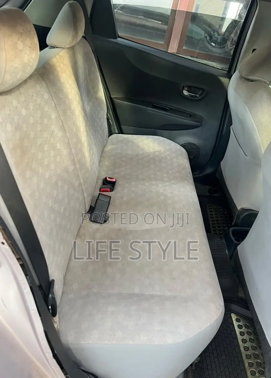 Toyota Vitz 2012 Silver
