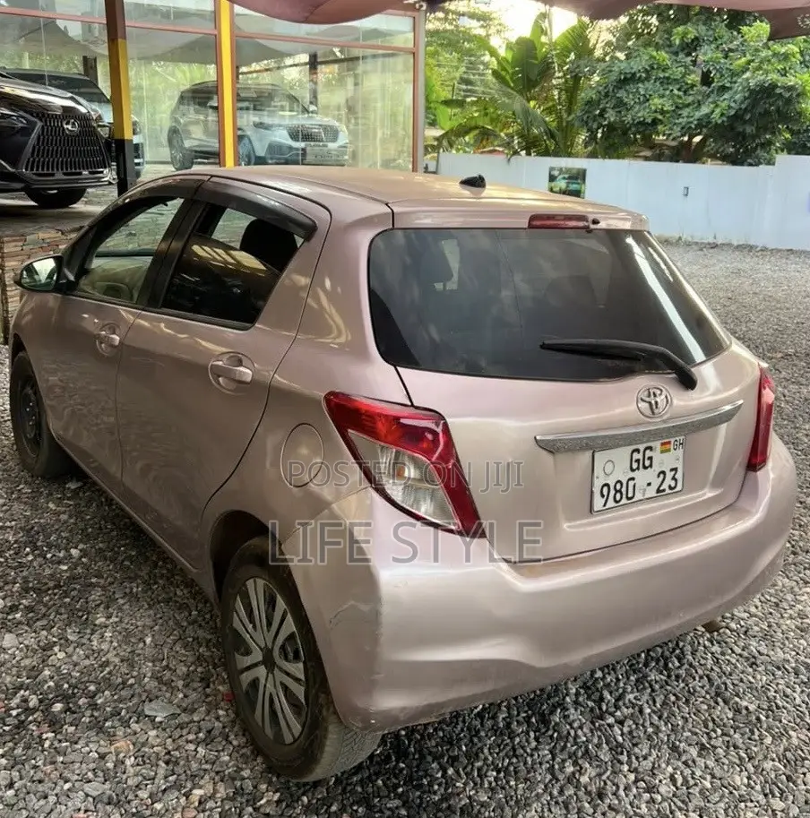 Toyota Vitz 2012 Silver