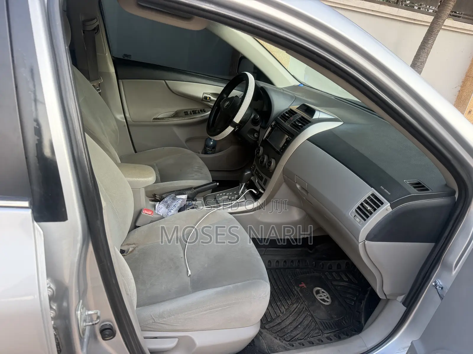 Toyota Corolla LE 4dr Sedan (1.8L 4cyl 4A) 2013 Silver