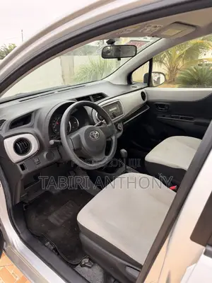 Toyota Vitz 2013 Silver