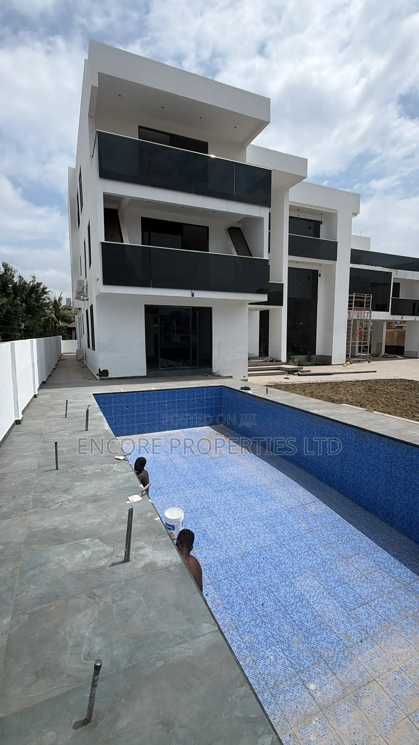 8bdrm House in East Legon for sale