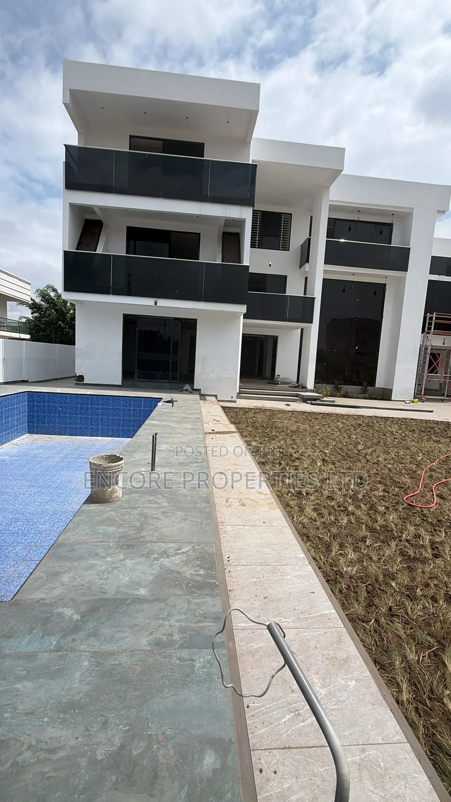8bdrm House in East Legon for sale