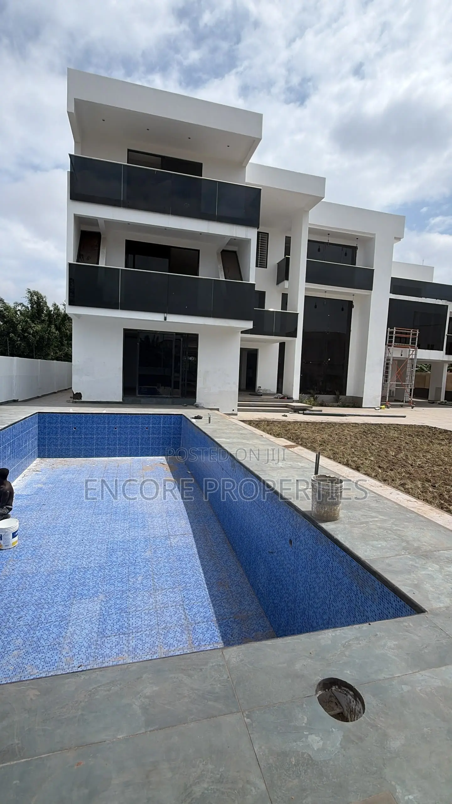 8bdrm House in East Legon, Adjiriganor for sale