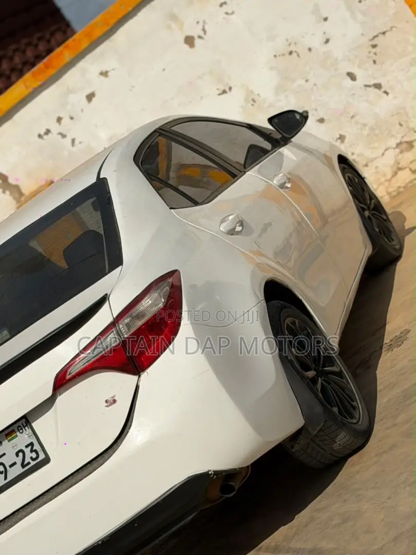 Toyota Corolla S 4dr Sedan (1.8L 4cyl CVT) 2016 White
