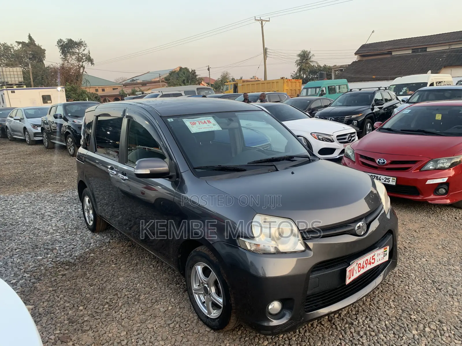 Toyota Sienta 2011 Silver