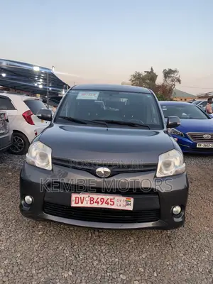 Toyota Sienta 2011 Silver