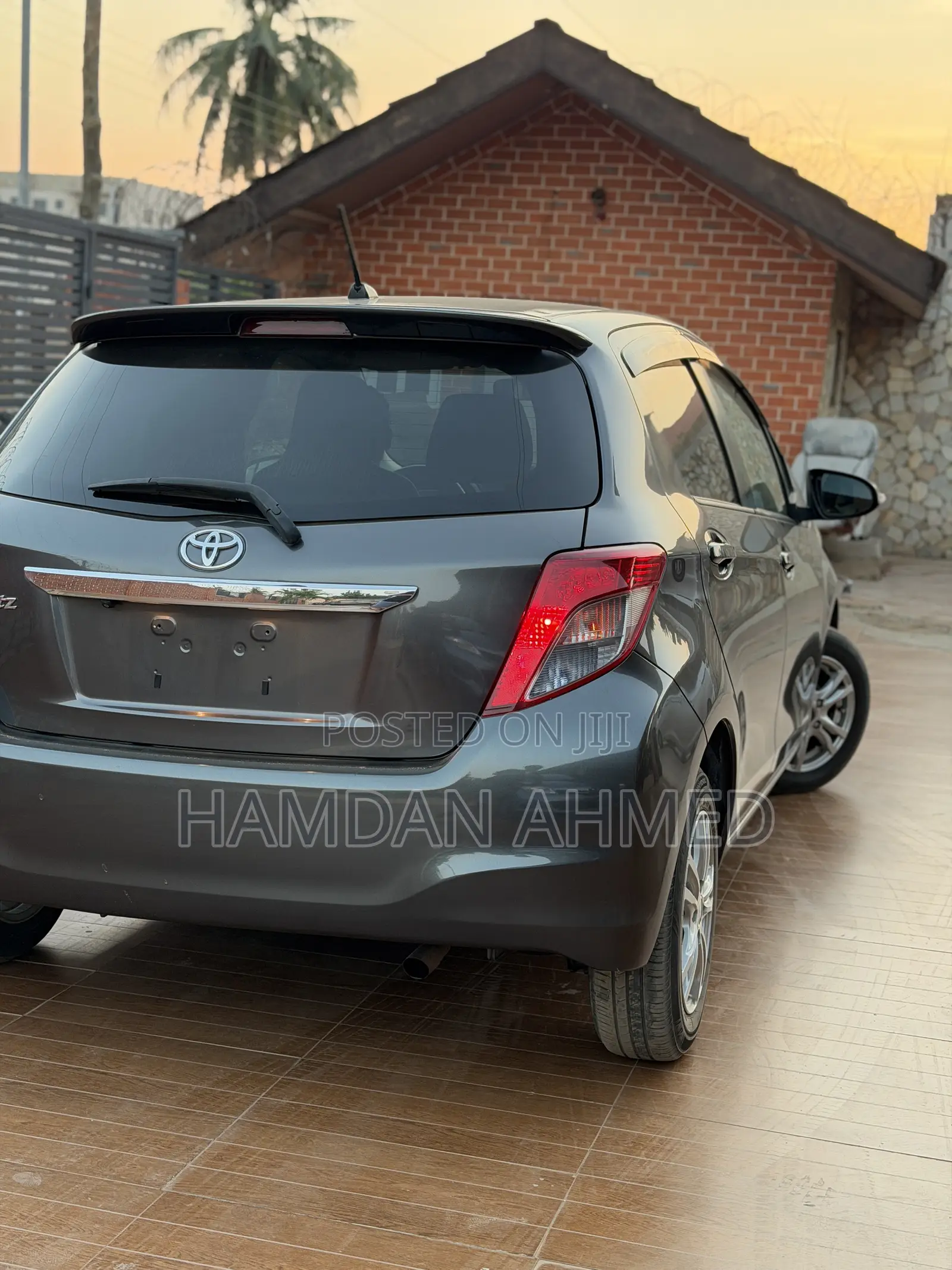 Toyota Vitz 1.3 FWD 5dr 2012 Gray