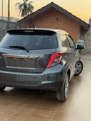 Toyota Vitz 1.3 FWD 5dr 2012 Gray