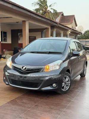 Toyota Vitz 1.3 FWD 5dr 2012 Gray