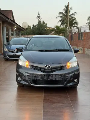 Toyota Vitz 1.3 FWD 5dr 2012 Gray
