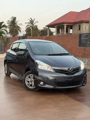 Toyota Vitz 1.3 FWD 5dr 2012 Gray