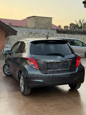 Toyota Vitz 1.3 FWD 5dr 2012 Gray