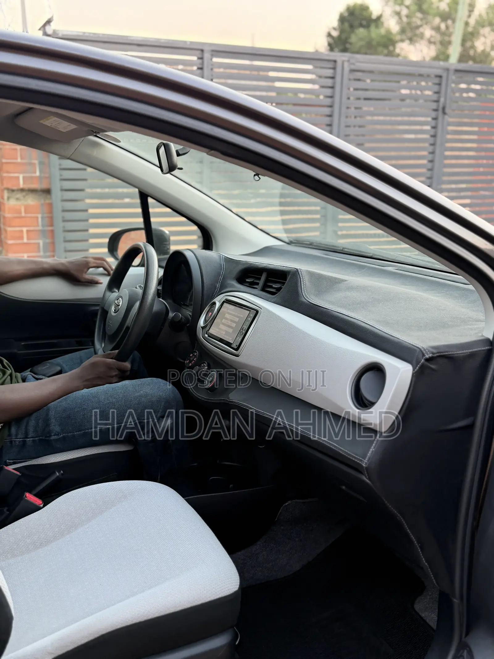 Toyota Vitz 1.3 FWD 5dr 2012 Gray