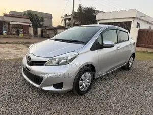 Toyota Vitz 1.3 FWD 5dr 2012 Silver