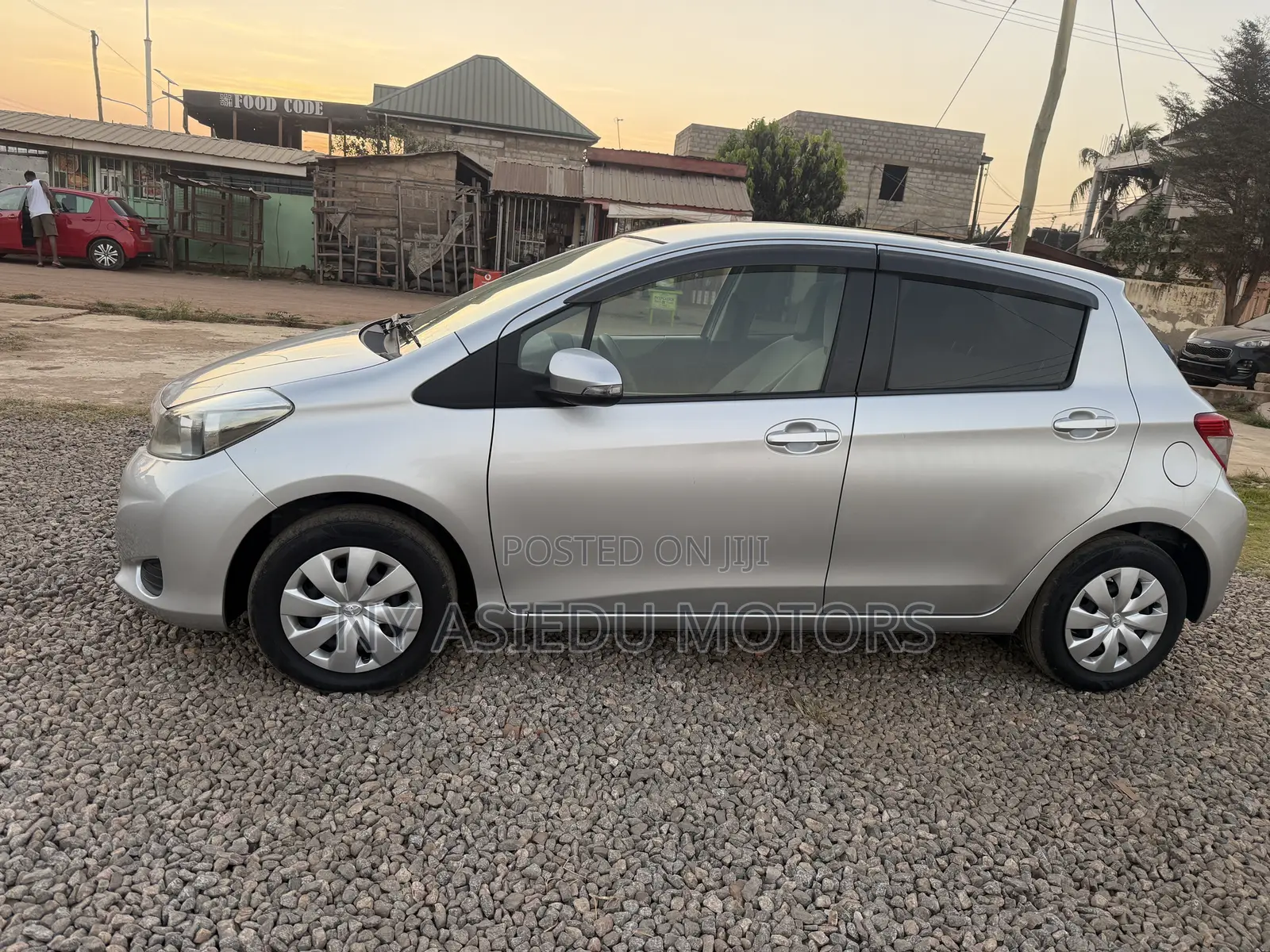 Toyota Vitz 1.3 FWD 5dr 2012 Silver