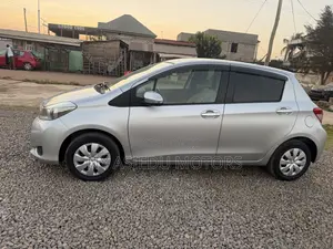 Toyota Vitz 1.3 FWD 5dr 2012 Silver
