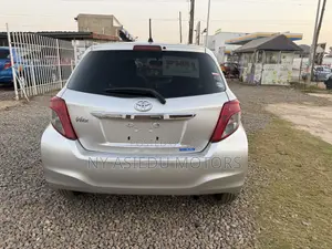 Toyota Vitz 1.3 FWD 5dr 2012 Silver