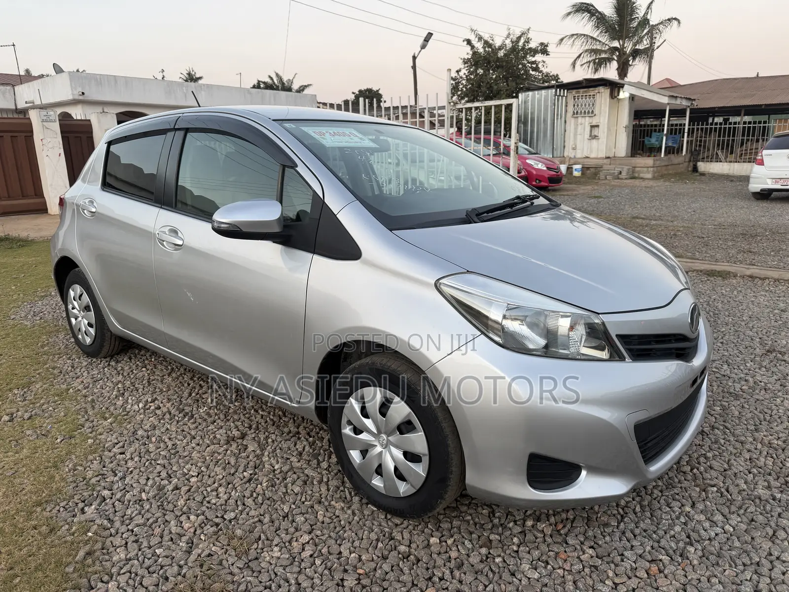 Toyota Vitz 1.3 FWD 5dr 2012 Silver