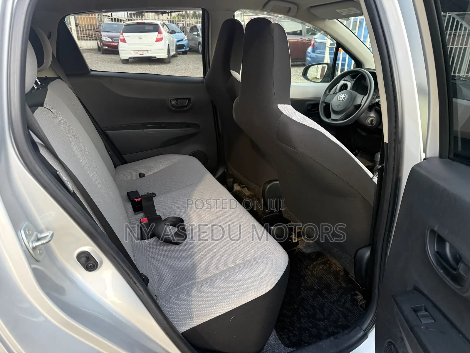 Toyota Vitz 1.3 FWD 5dr 2012 Silver