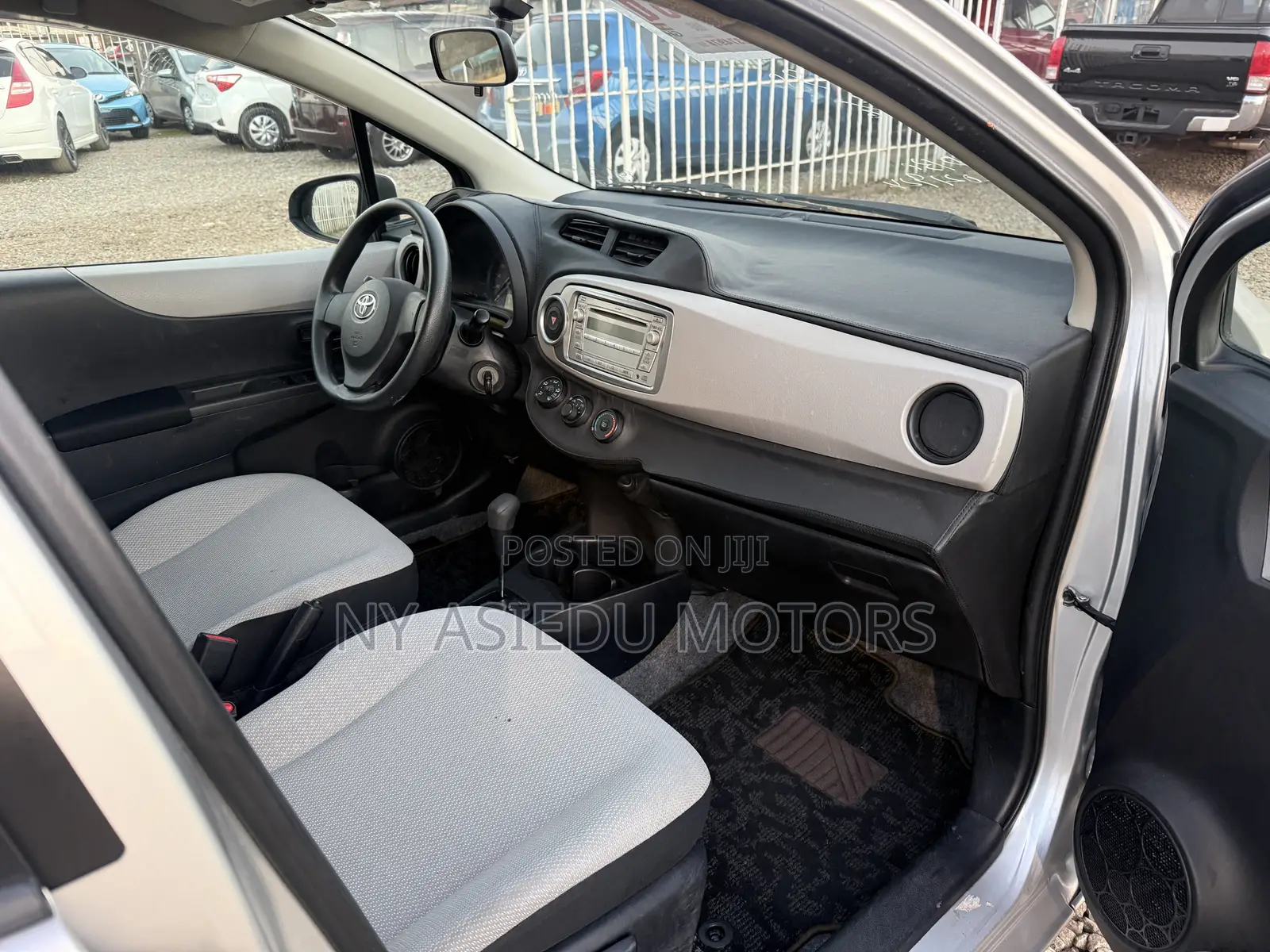 Toyota Vitz 1.3 FWD 5dr 2012 Silver