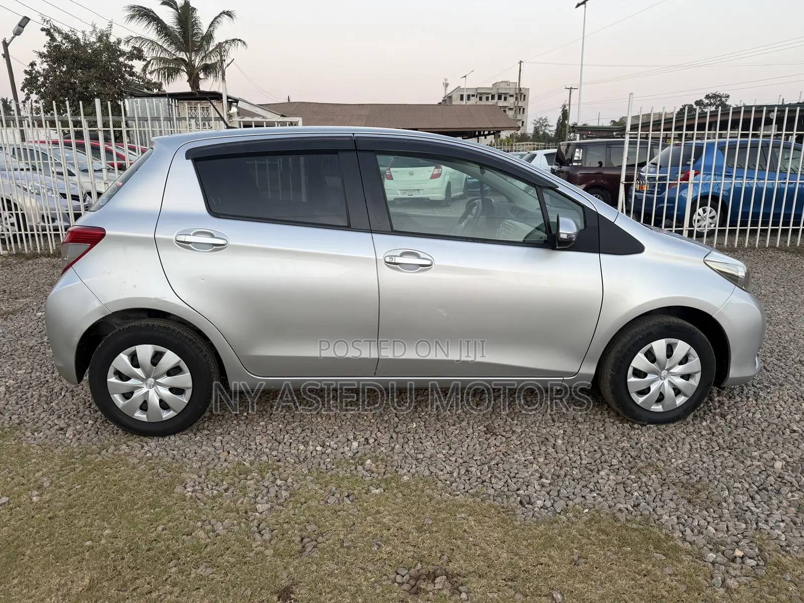 Toyota Vitz 1.3 FWD 5dr 2012 Silver
