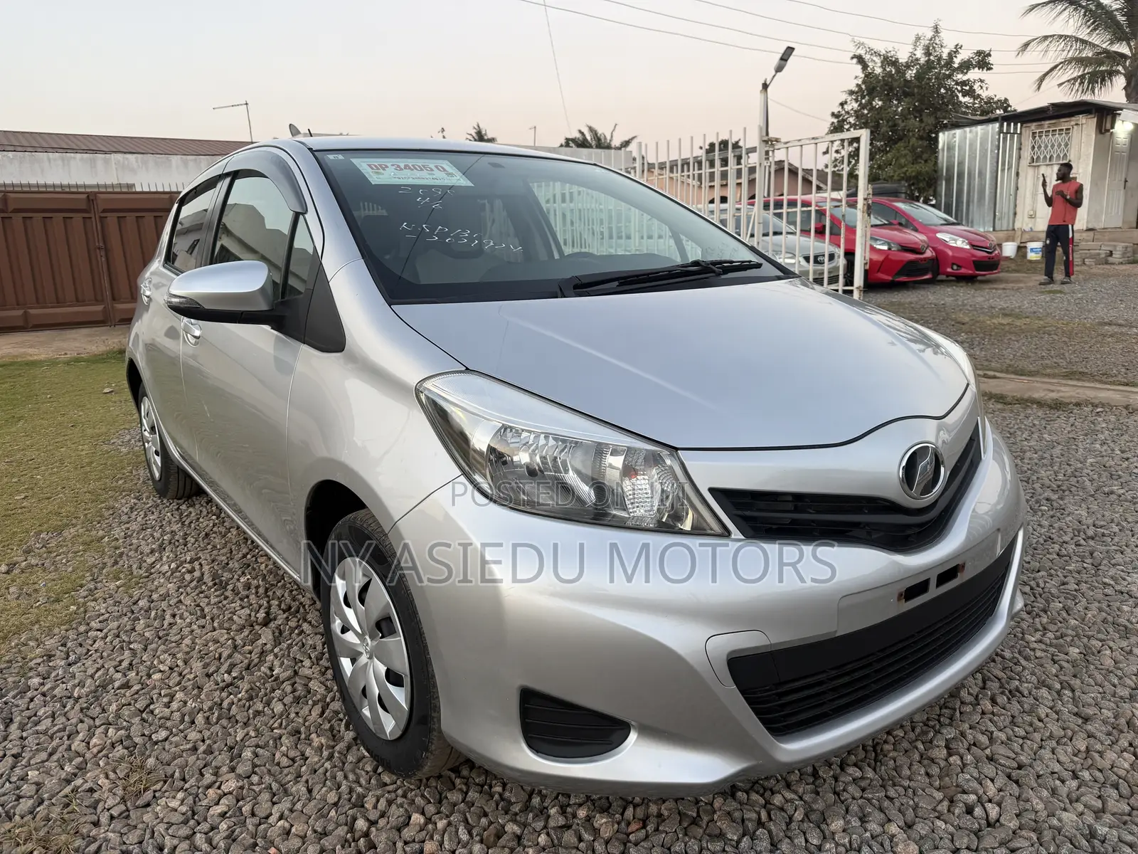 Toyota Vitz 1.3 FWD 5dr 2012 Silver