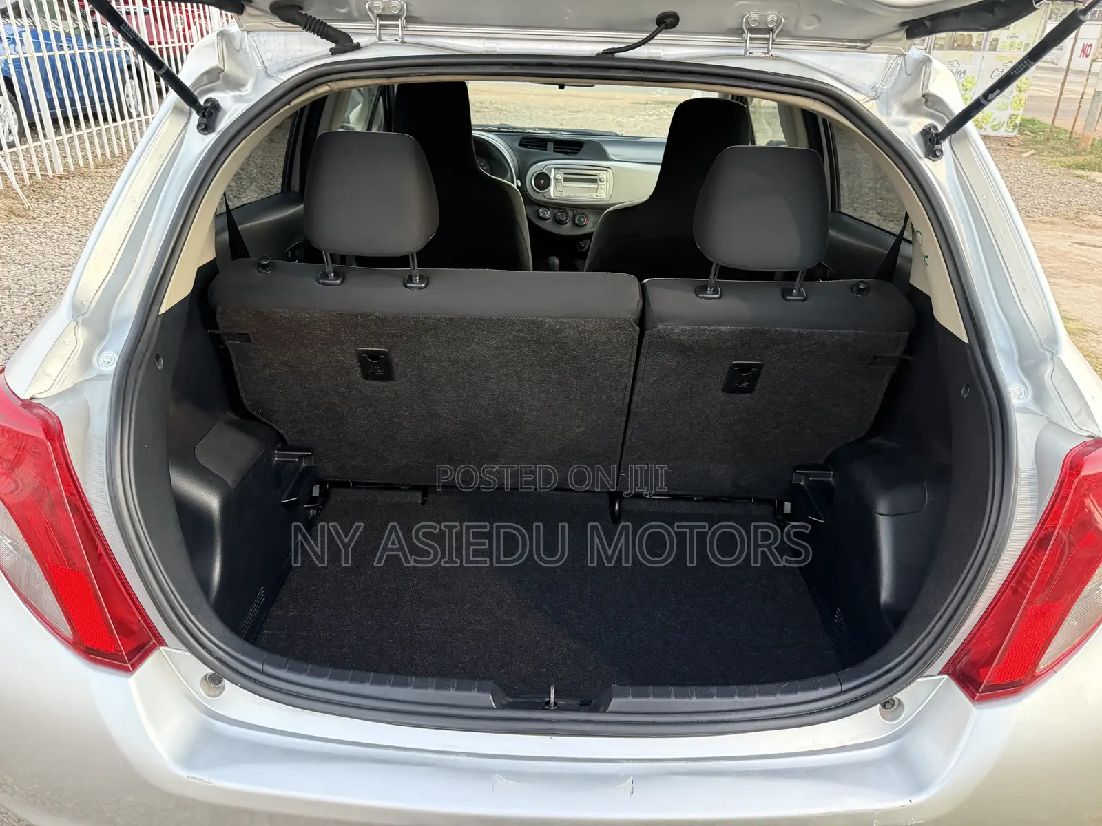 Toyota Vitz 1.3 FWD 5dr 2012 Silver