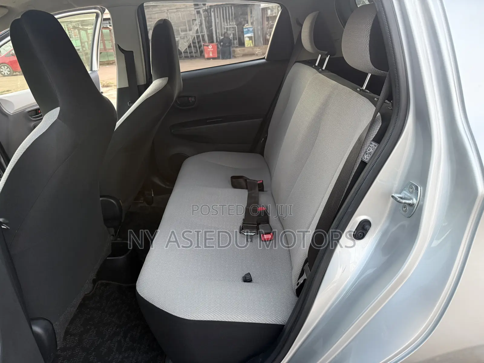 Toyota Vitz 1.3 FWD 5dr 2012 Silver