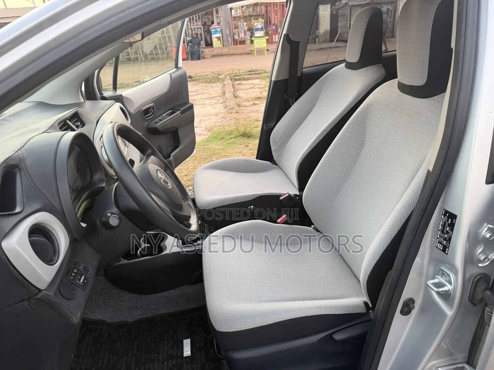 Toyota Vitz 1.3 FWD 5dr 2012 Silver