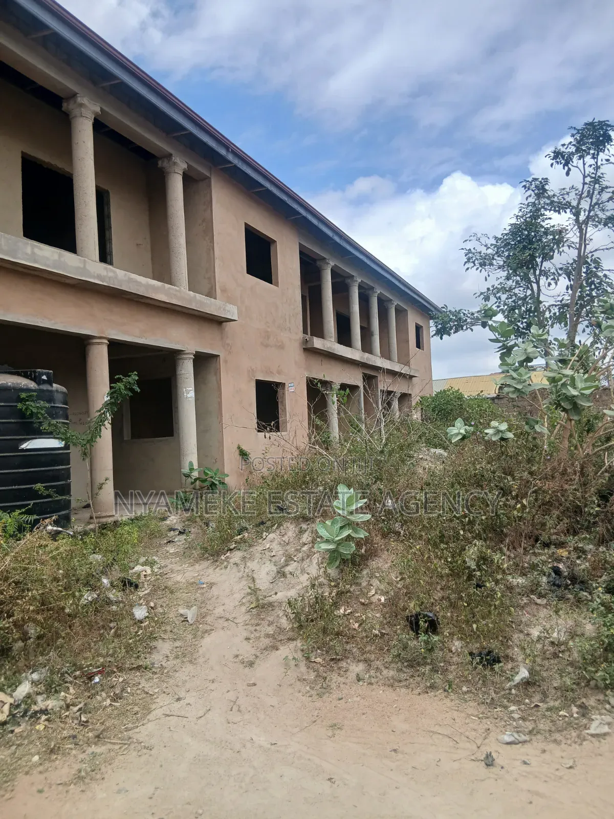 11bdrm House in American, Nyanyano for sale