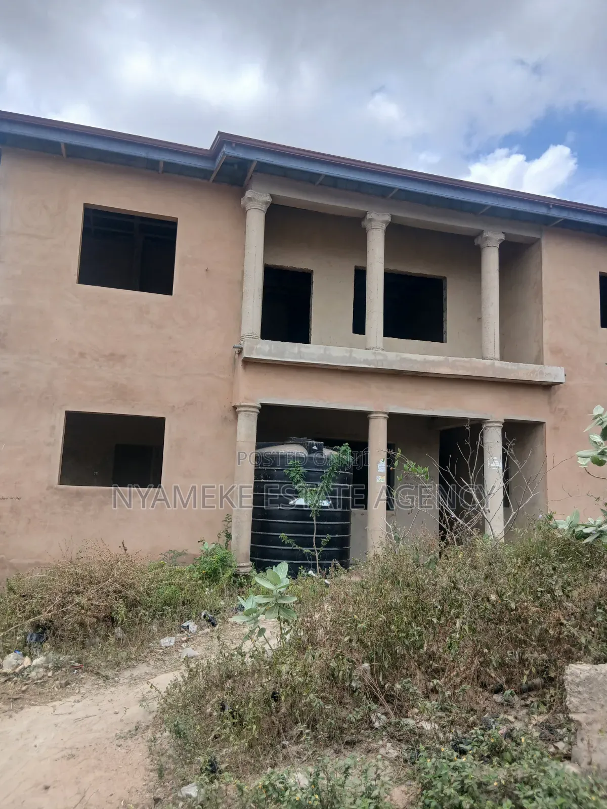 11bdrm House in American, Nyanyano for sale