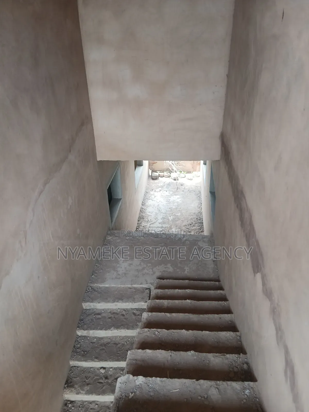 11bdrm House in American, Nyanyano for sale