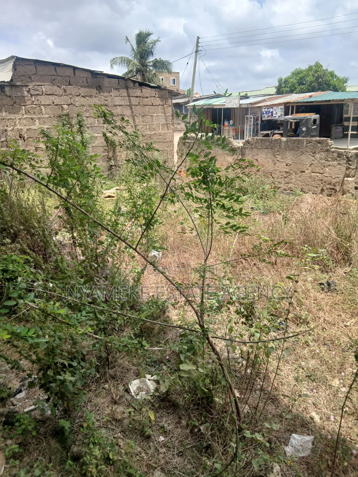 11bdrm House in American, Nyanyano for sale