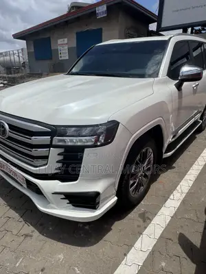 New Toyota Land Cruiser LC300 2024 White