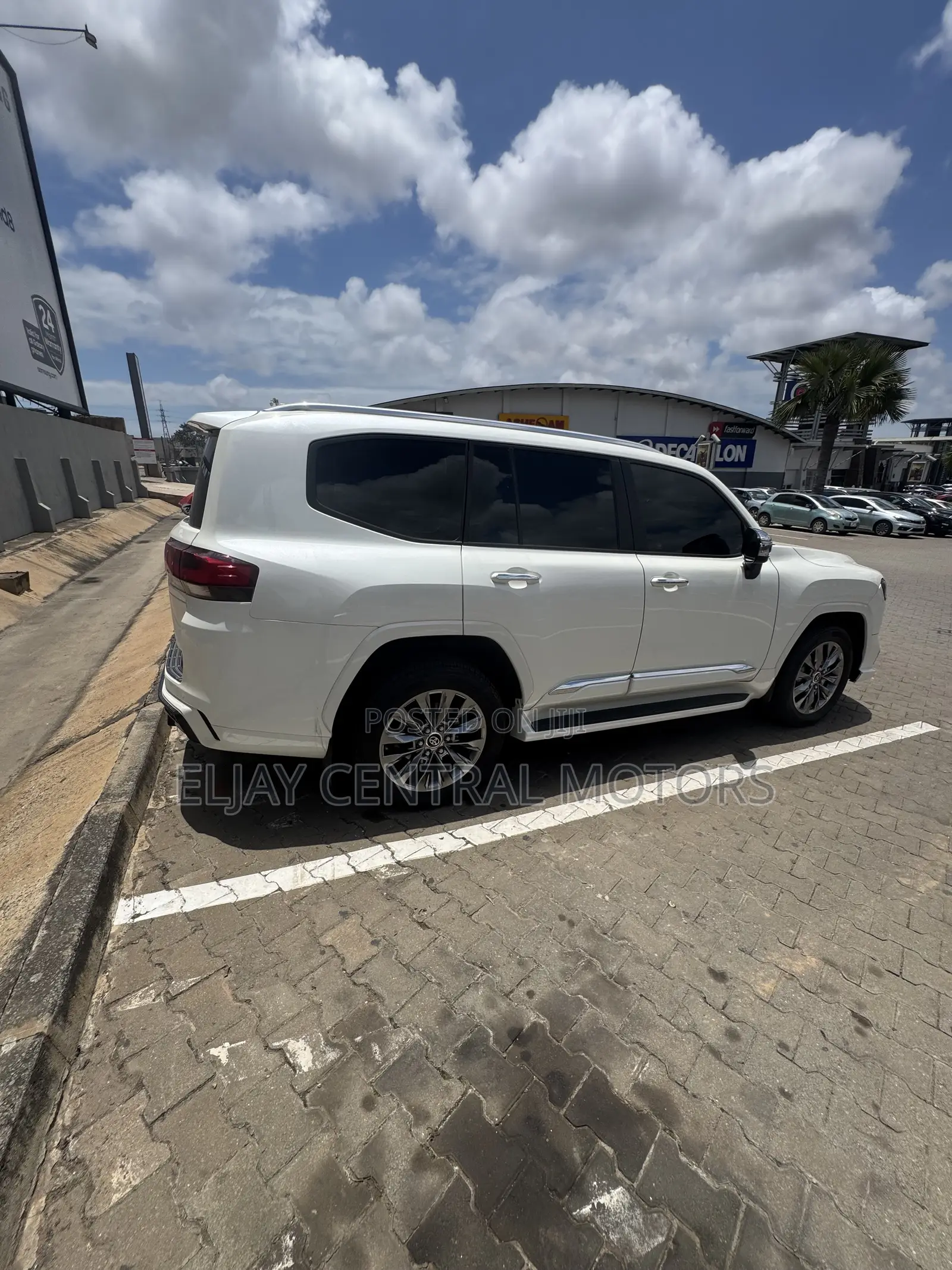 New Toyota Land Cruiser LC300 2024 White