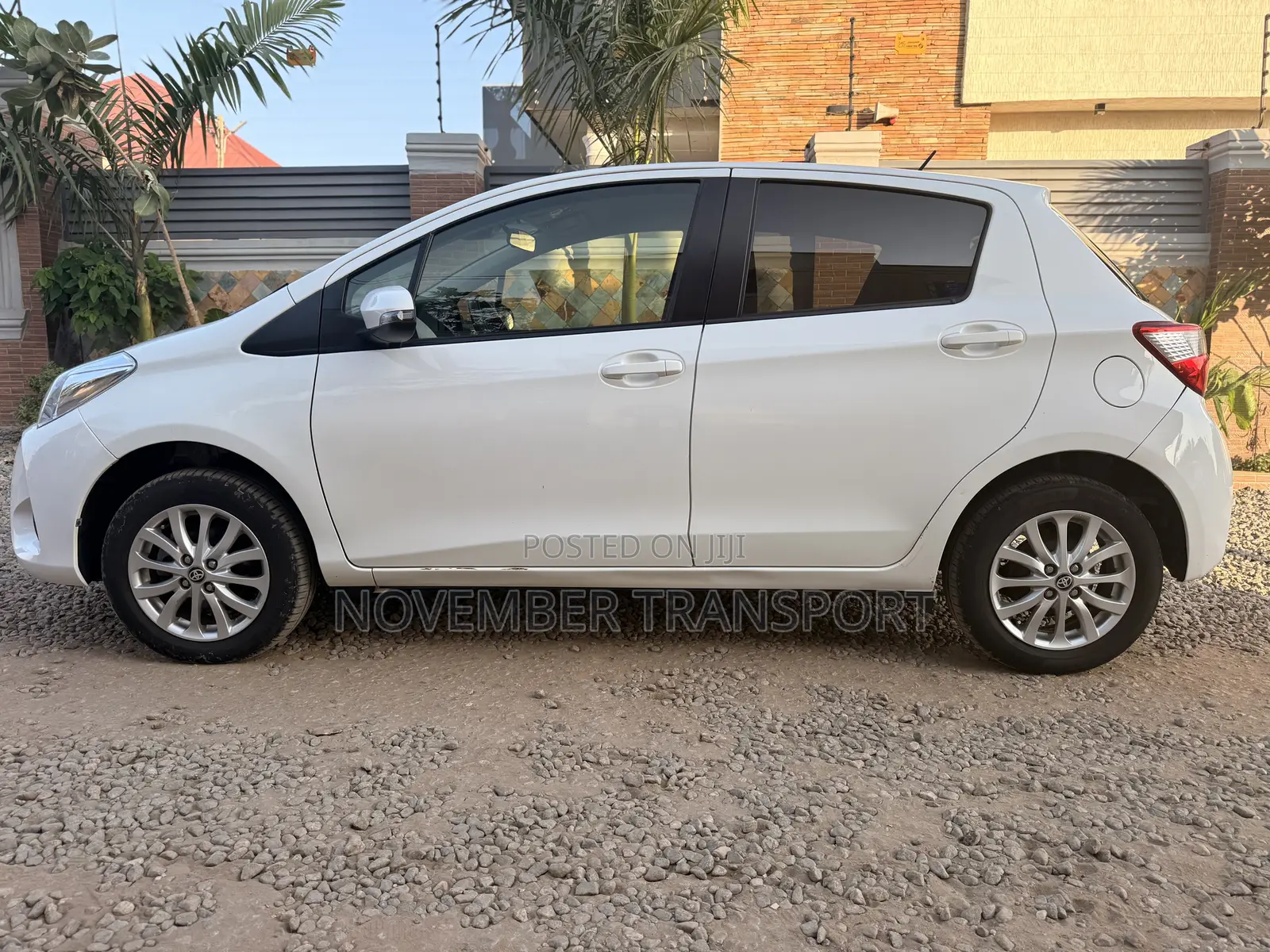Toyota Vitz 1.3 AWD 5dr 2017 White