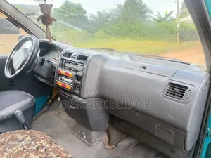 Toyota HiAce 2000 Blue