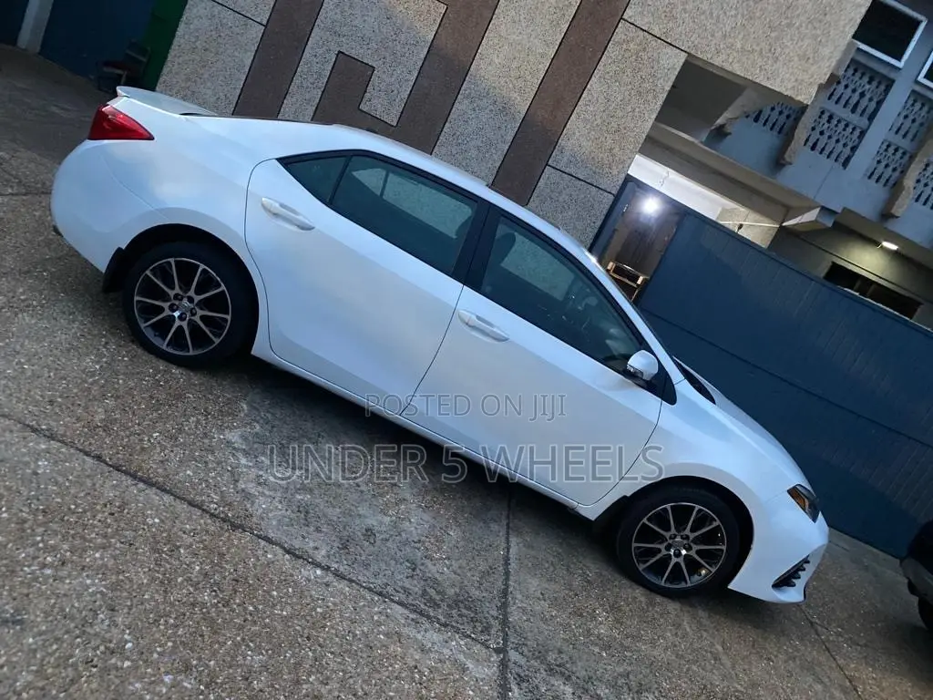 Toyota Corolla LE 4dr Sedan (1.8L 4cyl CVT) 2017 White