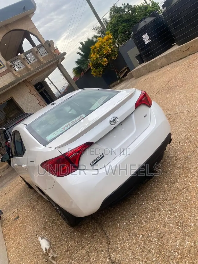 Toyota Corolla LE 4dr Sedan (1.8L 4cyl CVT) 2017 White
