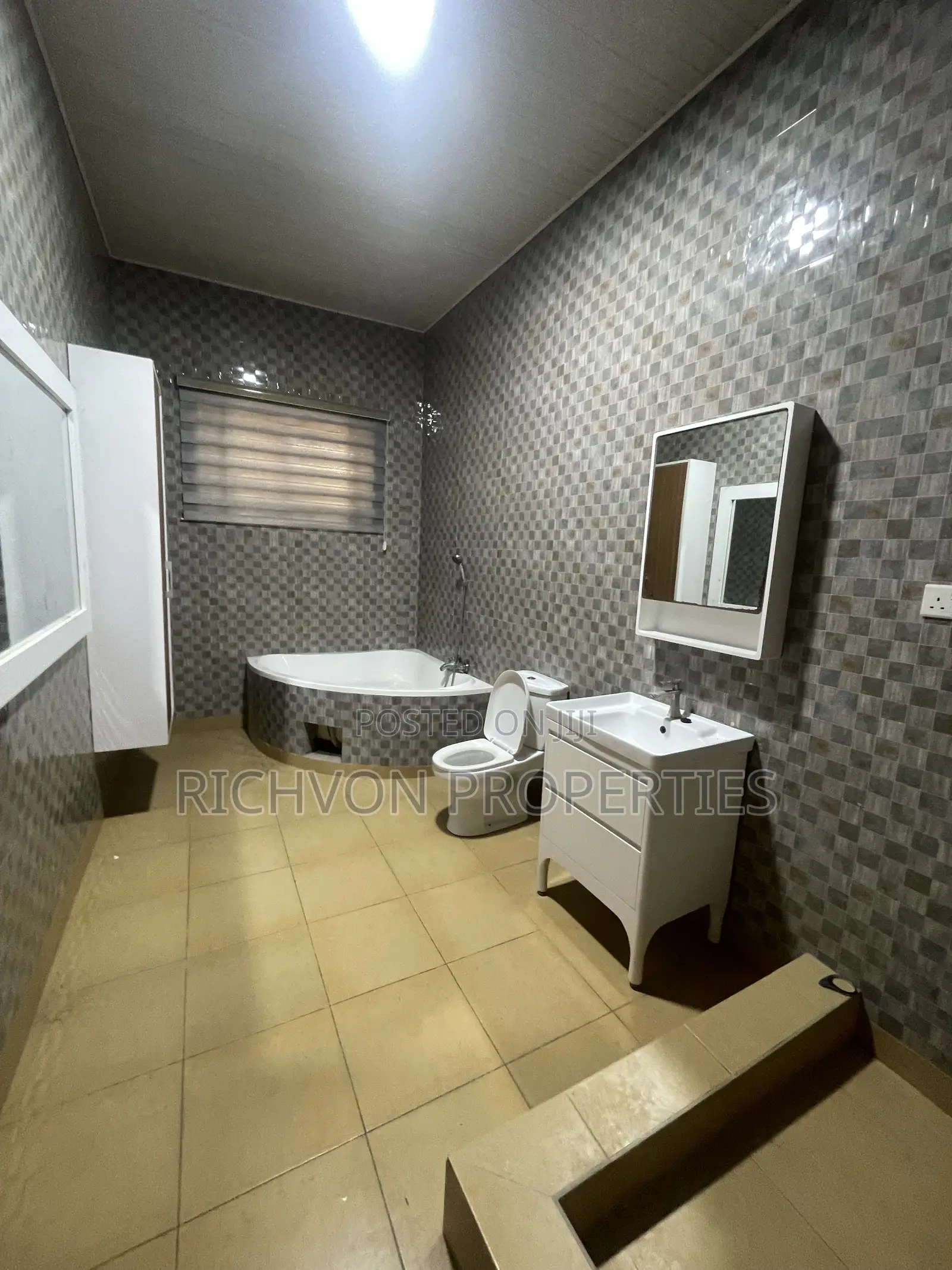 5bdrm Apartment in Richvon Properties, Baatsona Total for rent