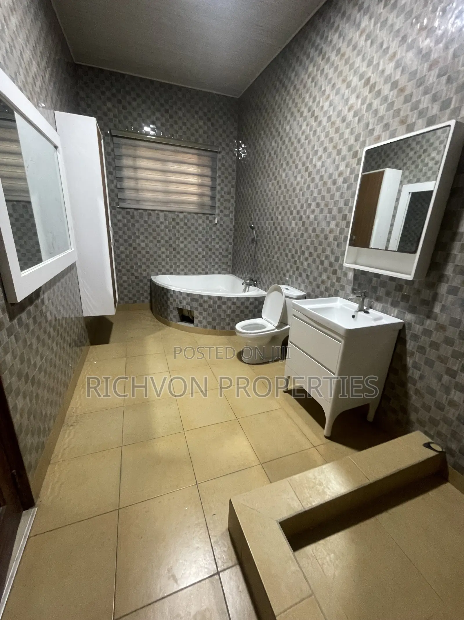 5bdrm Apartment in Richvon Properties, Baatsona Total for rent